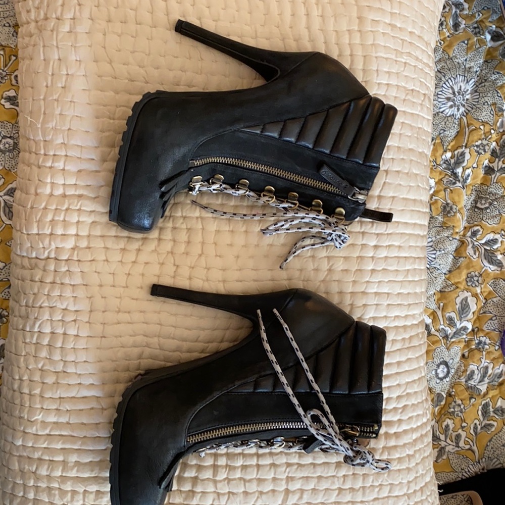 Boutique 9 nwot kiltie  Ankle boot with zip